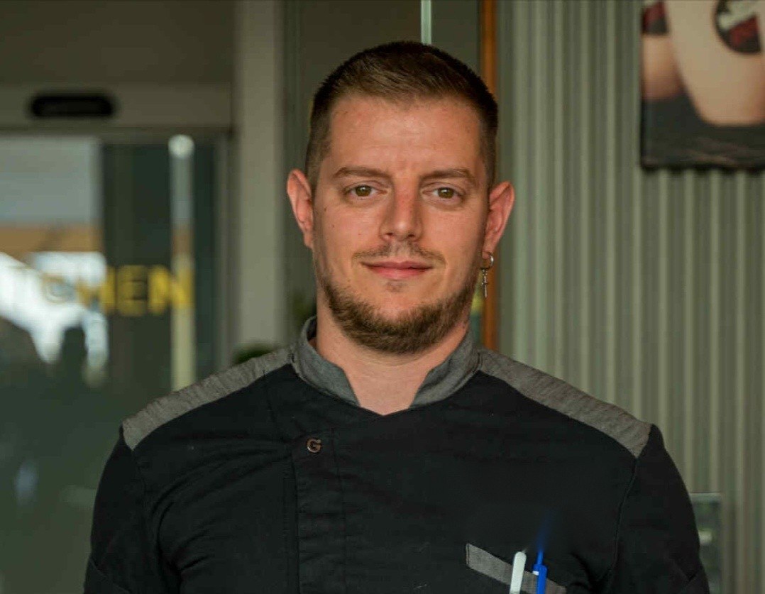Pinczés Zsolt Ádám portréja séfkabátban